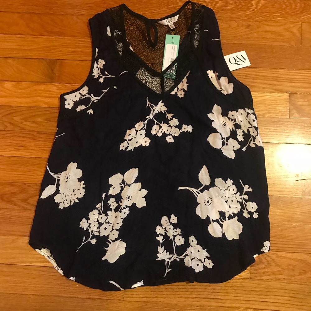 Q&A Caroly Lace Trim Top